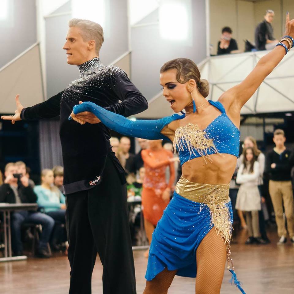 Jan Phillip Dethloff und Elena Bröckelmann beim tanzen.